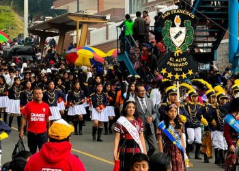 Desfile inaugural de feria patronal de Totonicapán