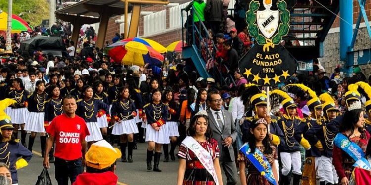 Desfile inaugural de feria patronal de Totonicapán