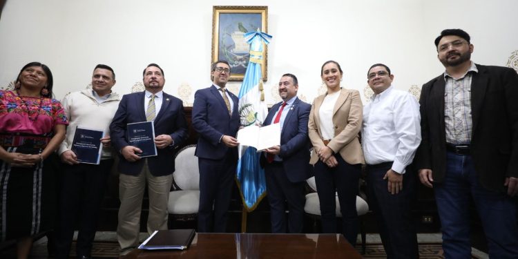 Ministro de Finanzas presenta el Proyecto de Presupuesto 2025 al Congreso de la República 