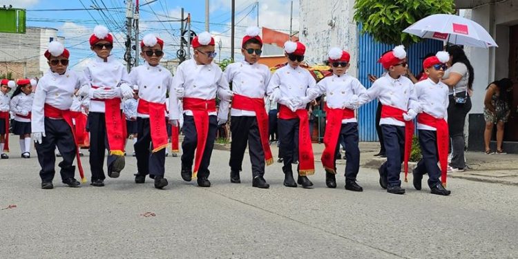 Segundo día de festejos patrios con caminata cívica en Jalapa