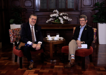 Presidente Arévalo y ministro Barnoya abordaron la situación del dengue en Guatemala. / Foto: Gilber García.