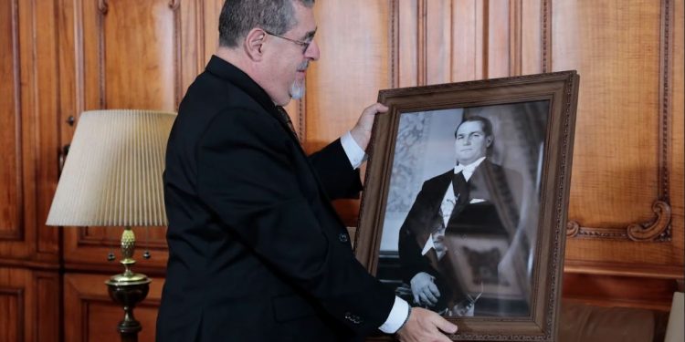 Presidente Arévalo recuerda a su padre a 120 años del nacimiento de un visionario