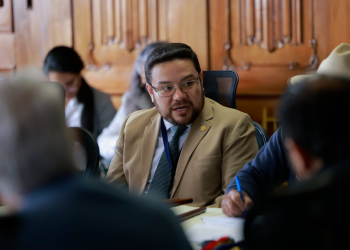 Oswaldo Samayoa en una reunión de Copadeh. / Foto: Gilber García, SCSP.