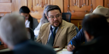 Oswaldo Samayoa en una reunión de Copadeh. / Foto: Gilber García, SCSP.