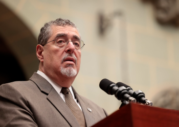 Presidente Arévalo firma renuncias de Jorge Mondal y Luis Suárez. / Foto: Noé Pérez.