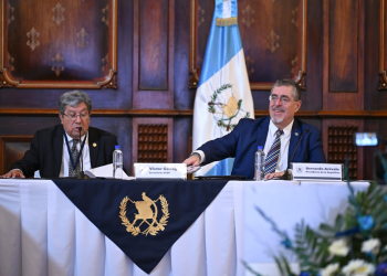 Presidente Arévalo junto al secretario de la SCEP en el Conadur. / Foto: Byron de la Cruz.