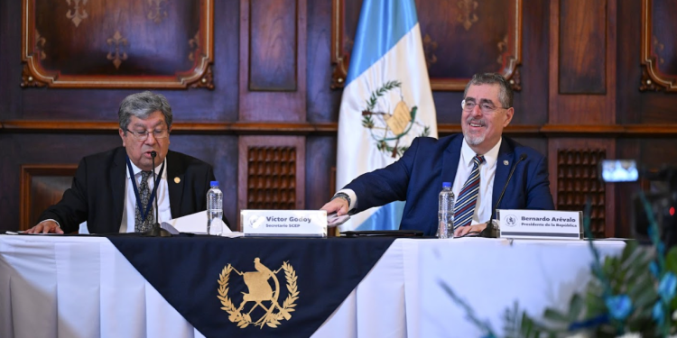 Presidente Arévalo junto al secretario de la SCEP en el Conadur. / Foto: Byron de la Cruz.