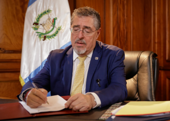 Presidente firma Decreto 17-2024, de la ampliación presupuestaria. / Foto: Dickéns Zamora.