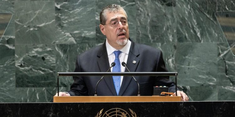 Presidente Arévalo instó a trabajar para enfrentar el reto del cambio climático. / Foto: EFE.