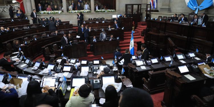 El 12 de septiembre, el ministro logró finalizar las preguntas básicas de la interpelación al ministro de Gobernación.
