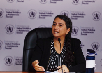 Viceministra abordó acciones tomadas para la atención en los hospitales Roosevelt y San Juan de Dios. / Foto: MSPAS.