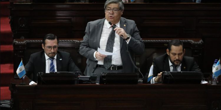 Ministro de Gobernación concluye las 20 preguntas básicas en su interpelación y comienza fase de preguntas adicionales