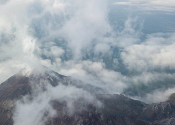 Conred e Insivumeh reportan caída de ceniza por explosiones moderadas en volcán Santiaguito