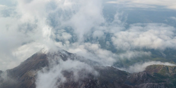 Conred e Insivumeh reportan caída de ceniza por explosiones moderadas en volcán Santiaguito