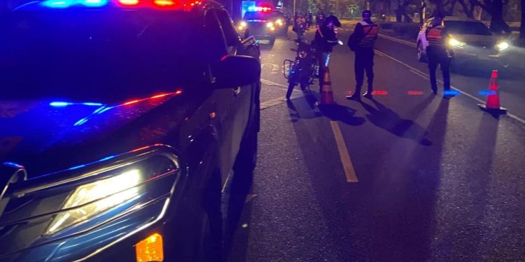 Operativo nocturno neutraliza exhibición ilegal de vehículos modificados