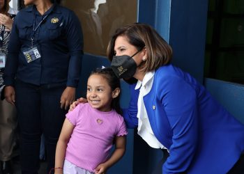 Karin Herrera visitó los pacientitos del Hospital General. /Foto: Hospital General.