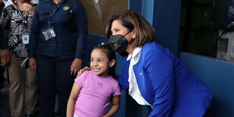 Karin Herrera visitó los pacientitos del Hospital General. /Foto: Hospital General.
