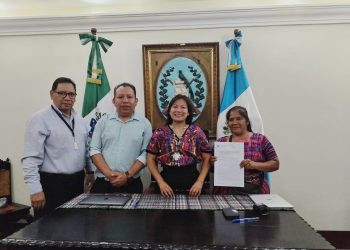 Firman convenios para ejecutar proyectos en materia de agua y educación para Sacatepéquez