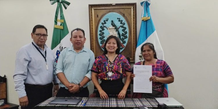 Firman convenios para ejecutar proyectos en materia de agua y educación para Sacatepéquez