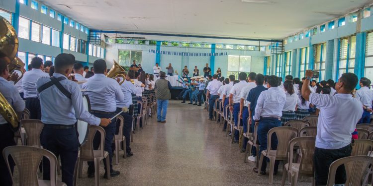 Primera feria de ofertas académicas reúne a estudiantes y graduandos en Chiquimula
