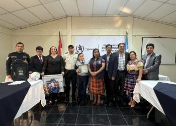 Niño de Totonicapán destaca en certamen de dibujo y pintura organizado por el Mingob