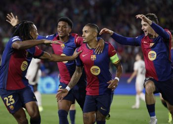 De los pies de Raphinha, el Barcelona rompe la maldición y derrota al Bayern en Champions