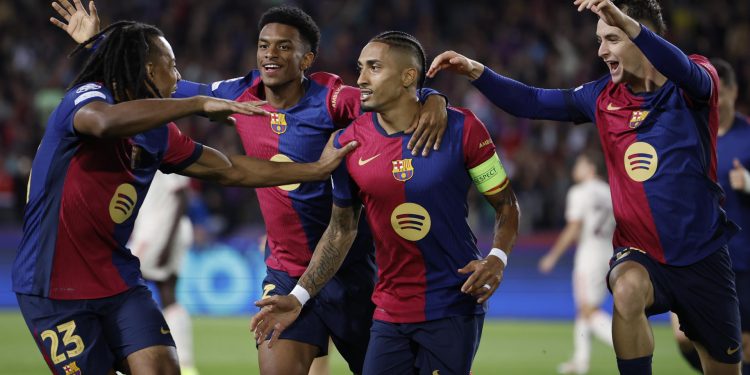 De los pies de Raphinha, el Barcelona rompe la maldición y derrota al Bayern en Champions