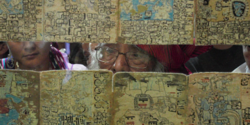 Benvenuto Chavajay abogó por la obtención del facsímil del Códice de Madrid. / Foto: Gobierno de Guatemala.