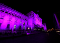 Iluminación simbólica del Palacio Nacional de la Cultura por el Mes de Concientización y Sensibilización sobre el Cáncer de Mama. / Foto: Alex Jacinto y Daniel Ordóñez.