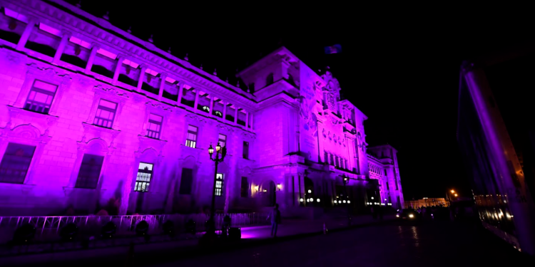 Iluminación simbólica del Palacio Nacional de la Cultura por el Mes de Concientización y Sensibilización sobre el Cáncer de Mama. / Foto: Alex Jacinto y Daniel Ordóñez.