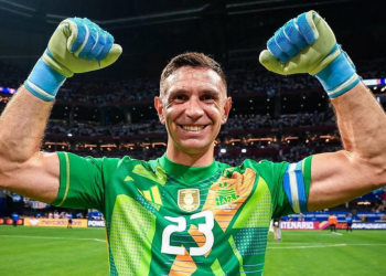 Dibu Martínez repite como premio Yashin al mejor portero del año