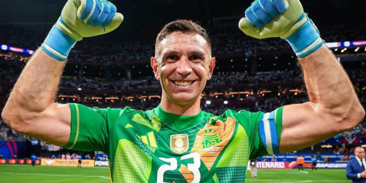 Dibu Martínez repite como premio Yashin al mejor portero del año