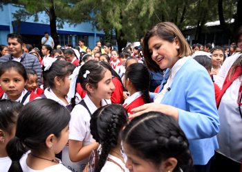 La presidenta en funsiones, Karin Herrera, comparte con niñas de la Escuela República de China, en la zona 5 capitalina.