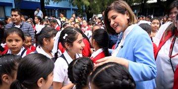 La presidenta en funsiones, Karin Herrera, comparte con niñas de la Escuela República de China, en la zona 5 capitalina.