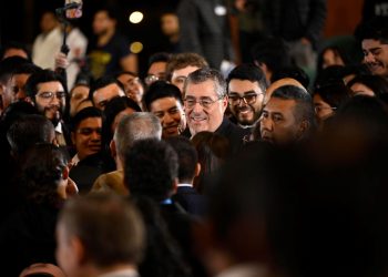 El presidente Bernardo Arévalo escucha las inquietudes de jóvenes en el primer Diálogo Abierto con universitarios.