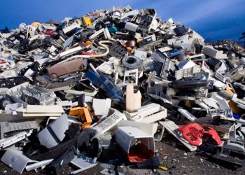 Miles de toneladas de basura electrónica se generan por el recambio de aparatos debido a la obsolescencia para la IA.