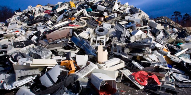 Miles de toneladas de basura electrónica se generan por el recambio de aparatos debido a la obsolescencia para la IA.