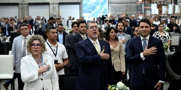 Presidente Bernardo Arévalo participó en la inauguración de la empresa española Nextil Elastic Frabric, en el municipio de Fraijanes. / Foto: Byron de la Cruz.