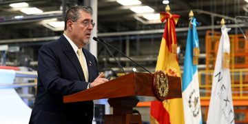 El presidente Bernardo Arévalo, durante la inauguración de la fábrica del Grupo Nextil a Guatemala. /Foto: Byron de la Cruz