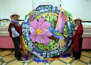 La primera dama doctora Lucrecia Peinado y Patricia Liao, esposa del canciller de Taiwán, junto a un barrilete gigante elaborado en Sumpango, Sacatepéquez. /Foto: Byron de la Cruz