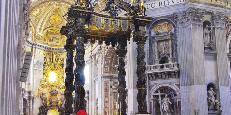 Baldaquino de San Pedro, obra de Bernini. / Foto: Holyart.es.