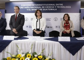 El Banco de Guatemala y la Secretaría Nacional de Ciencia y Tecnología firmaron un convenio interinstitucional para impulsar el conocimiento científico en las bibliotecas con que cuenta el Banguat a nivel nacional. / Foto: Dickens Zamora.