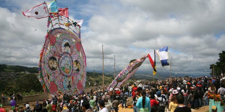 Técnicas y elaboración de los barriletes gigantes podría ser declarada Patrimonio Cultural. / Foto: cortesía MCD