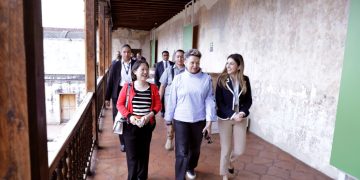 La primera dama doctora Lucrecia Peinado y la esposa del canciller de Taiwán, doctora Patricia Liao, hacen un recorrido por el Munag, en Antigua Guatemala. /Foto: Carlos Álvarez