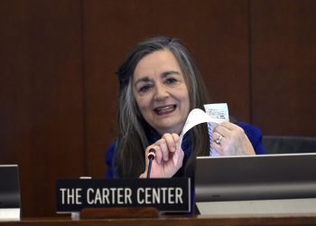 Jennie Lincoln, representante del Centro Carter, muestra a la OEA boletas originales de votación de Venezuela que indican el triunfo del opositor Edmundo González Urrutia.