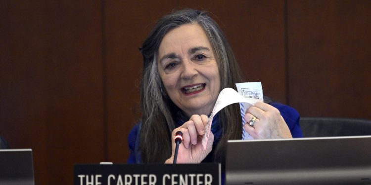 Jennie Lincoln, representante del Centro Carter, muestra a la OEA boletas originales de votaciÃ³n de Venezuela que indican el triunfo del opositor Edmundo GonzÃ¡lez Urrutia.