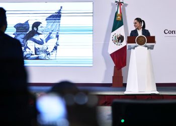 La presidenta de México, Claudia Sheinbaum, habla este miércoles, durante su primer conferencia de prensa, ofrecida en Palacio Nacional de la Ciudad de México.