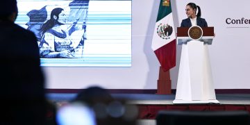 La presidenta de México, Claudia Sheinbaum, habla este miércoles, durante su primer conferencia de prensa, ofrecida en Palacio Nacional de la Ciudad de México.