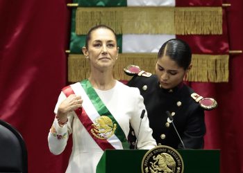 La presidenta de México Claudia Sheinbaum, recibe la banda presidencial en la Cámara de Diputados.