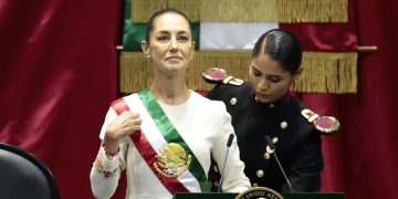 La presidenta de México Claudia Sheinbaum, recibe la banda presidencial en la Cámara de Diputados.